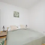 Spacious For 6 People Near The Old Town By Renters Varsó