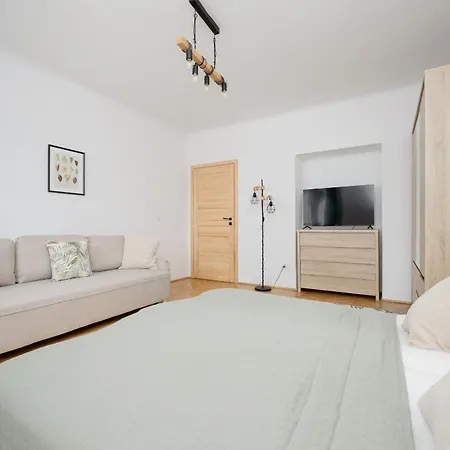 Spacious For 6 People Near The Old Town By Renters