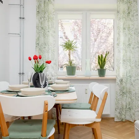 Spacious For 6 People Near The Old Town By Renters Apartment