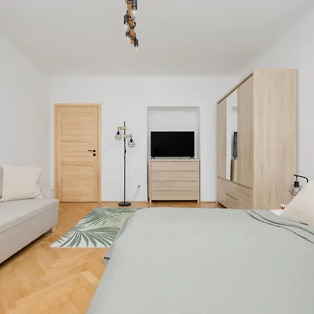 Spacious For 6 People Near The Old Town By Renters شقة *