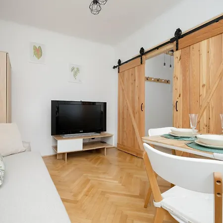 Apartment Spacious For 6 People Near The Old Town By Renters